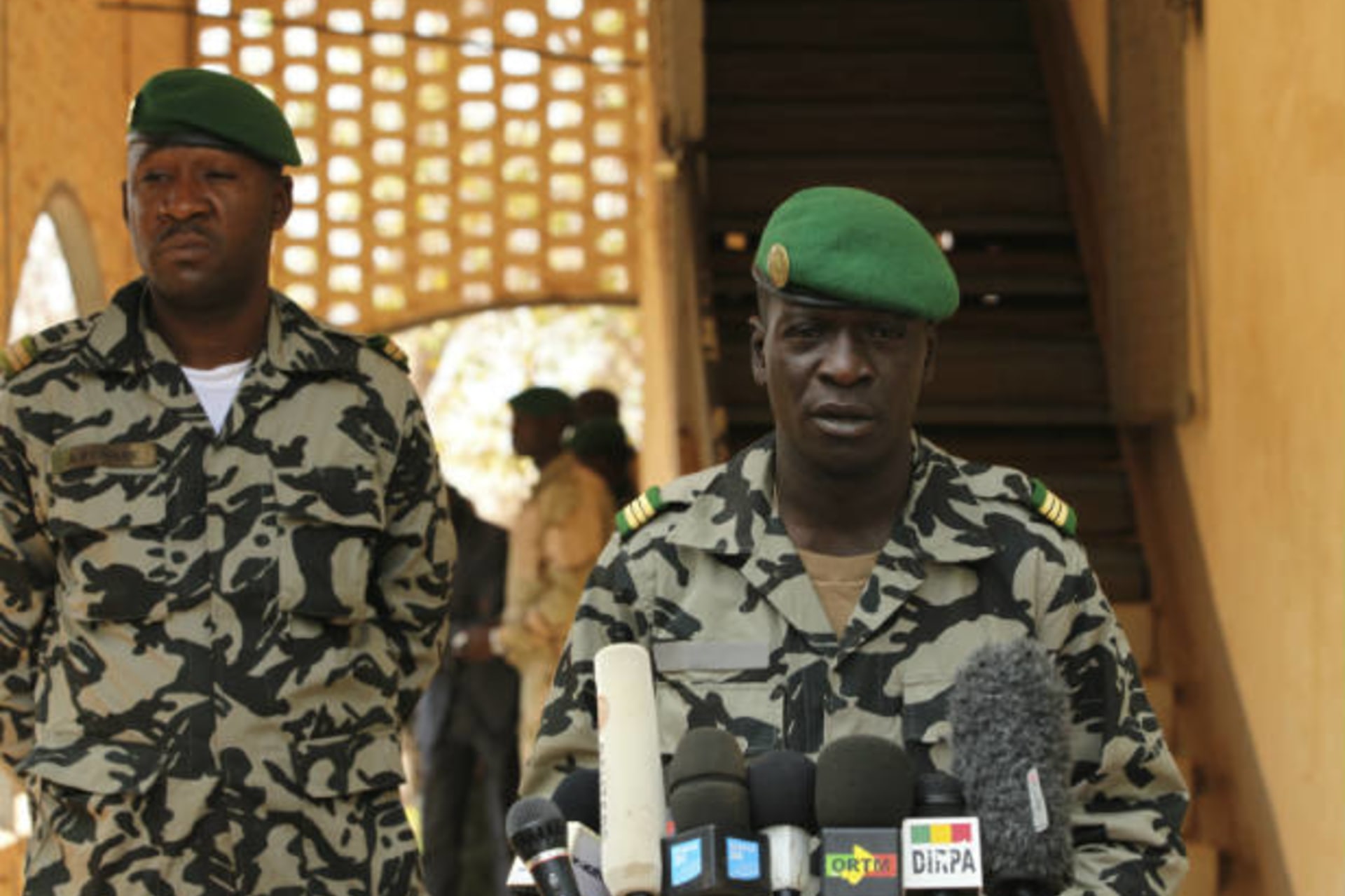 <p>sanogo-tuareg-rebels-2012-04-06</p>
