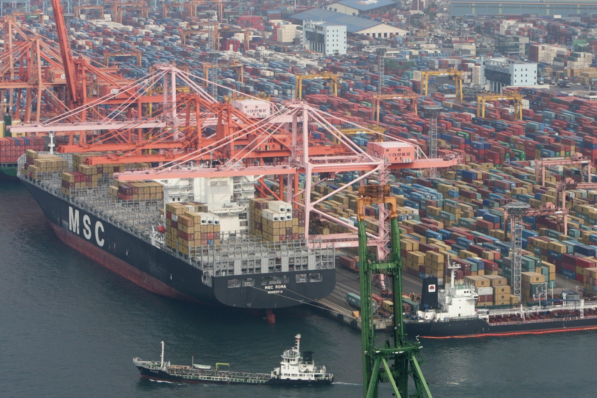 <p>A container ship docks at the port of Busan, the country’s biggest and the world’s No. 5 container port, about 420 km (262 miles) southeast of Seoul, on July 14, 2008.</p>

