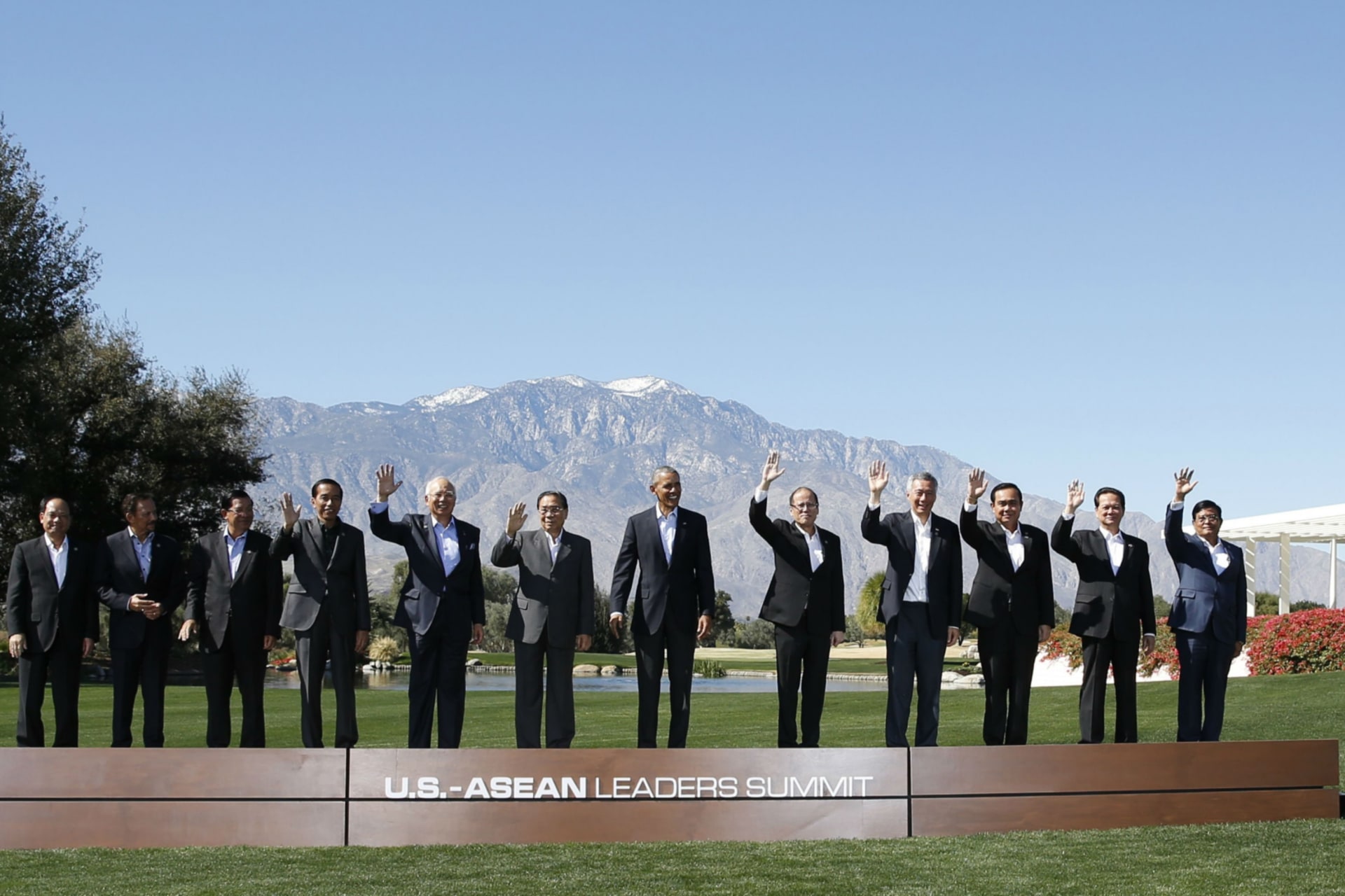 <p>U.S. President Barack Obama (C) is flanked by leaders from the 10-nation Association of Southeast Asian Nations (ASEAN) summit during a group photo opportunity in Rancho Mirage, California, on February 16, 2016.</p>