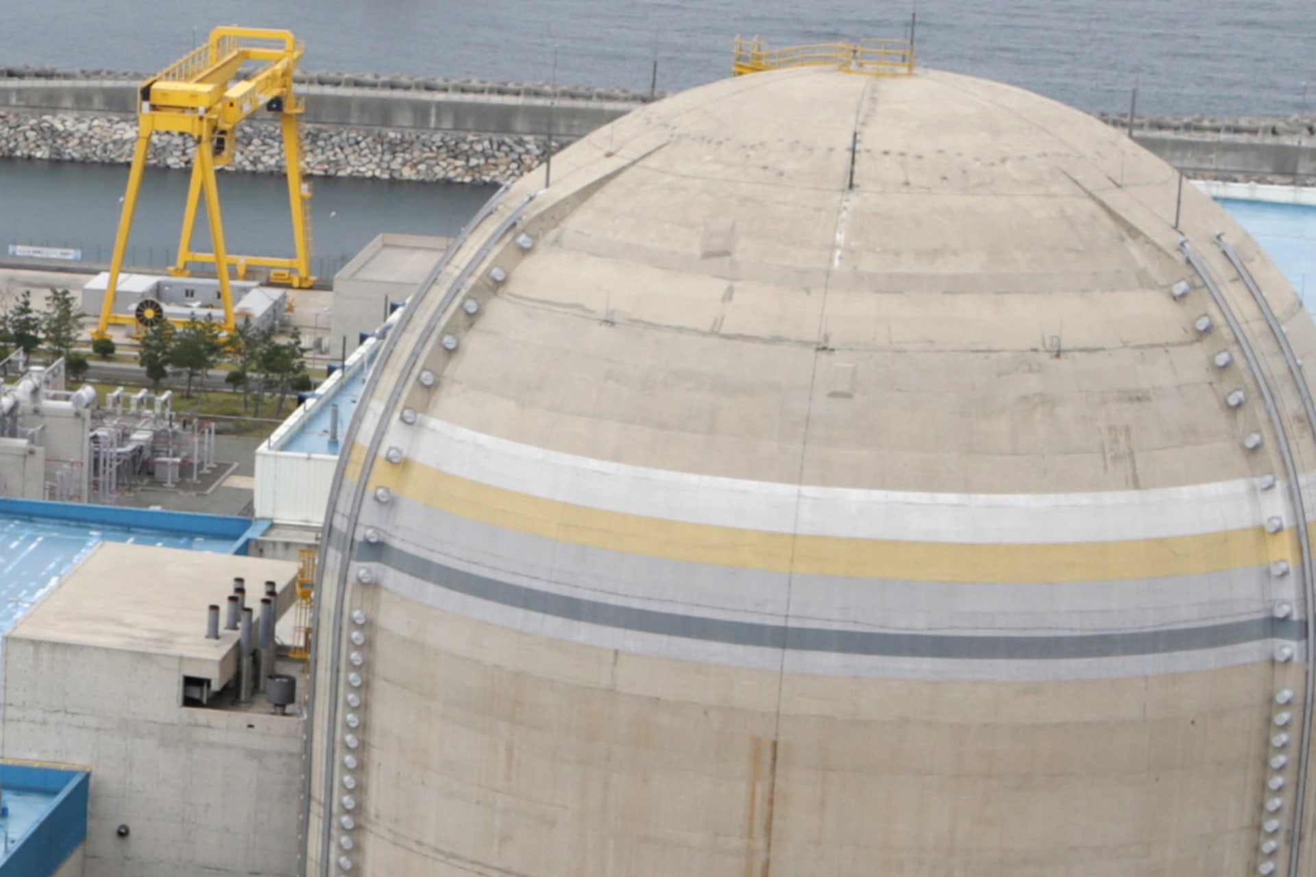 <p>The Shin Kori No. 1 reactor (R) and No. 2 reactor of state-run utility Korea Electric Power Corp (KEPCO) are seen in Ulsan, about 410 km (255 miles) southeast of Seoul, September 3, 2013.</p>
