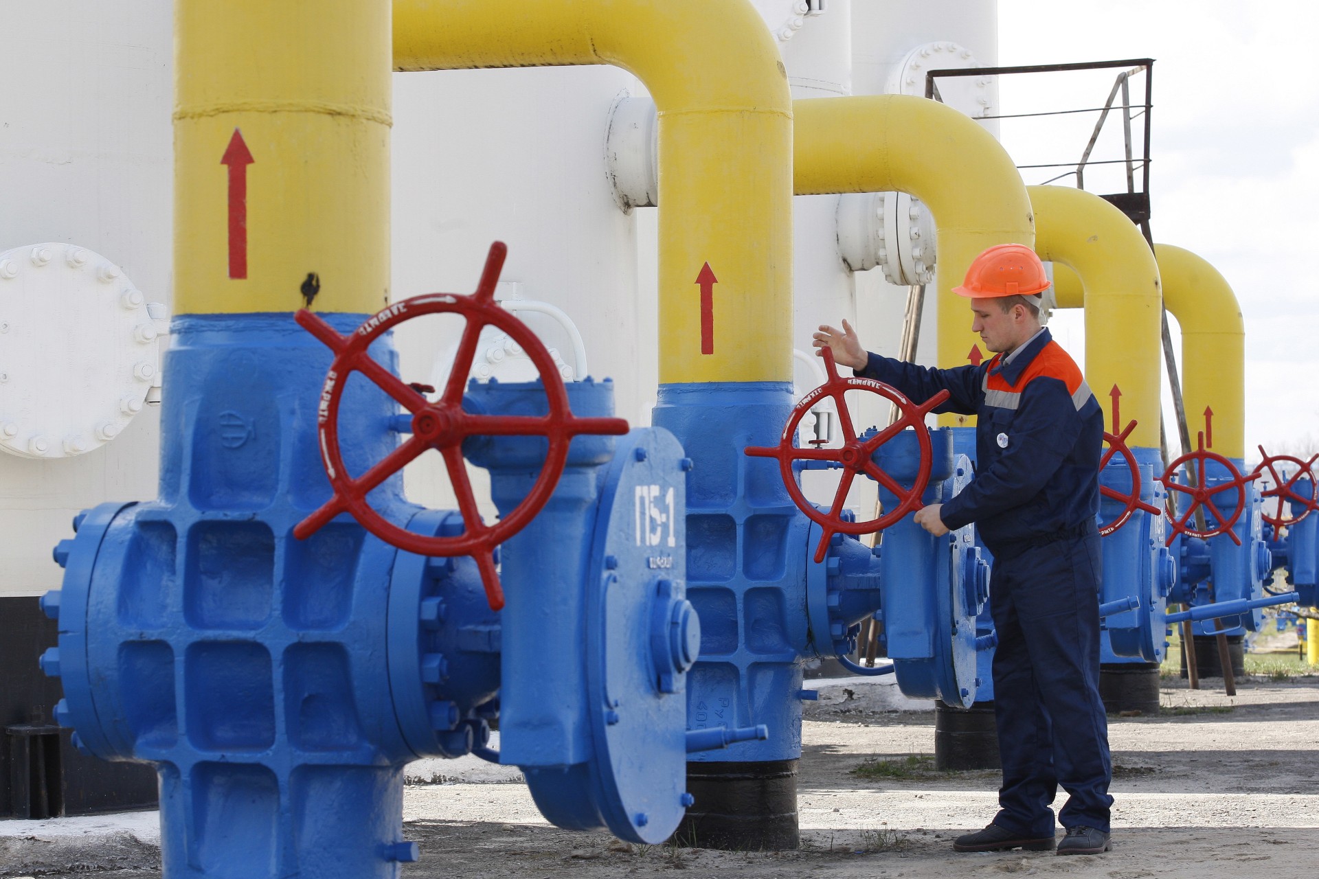 <p>A Ukrainian worker checks gas valves of the main natural gas pipeline at the gas-compressor station in Boyarka village near Kiev, Ukraine, on April 22, 2015.</p>

