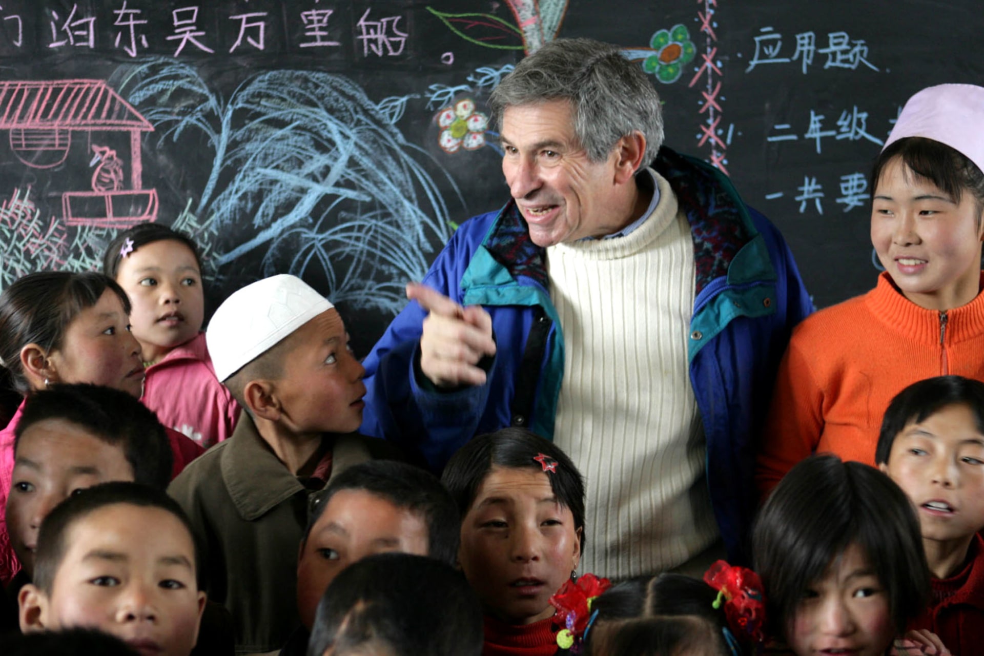 <p>World Bank President Paul Wolfowitz (C) talks to students of a primary school in Dongxiang county, northwest China’s Gansu province, on October 13, 2005.</p>
