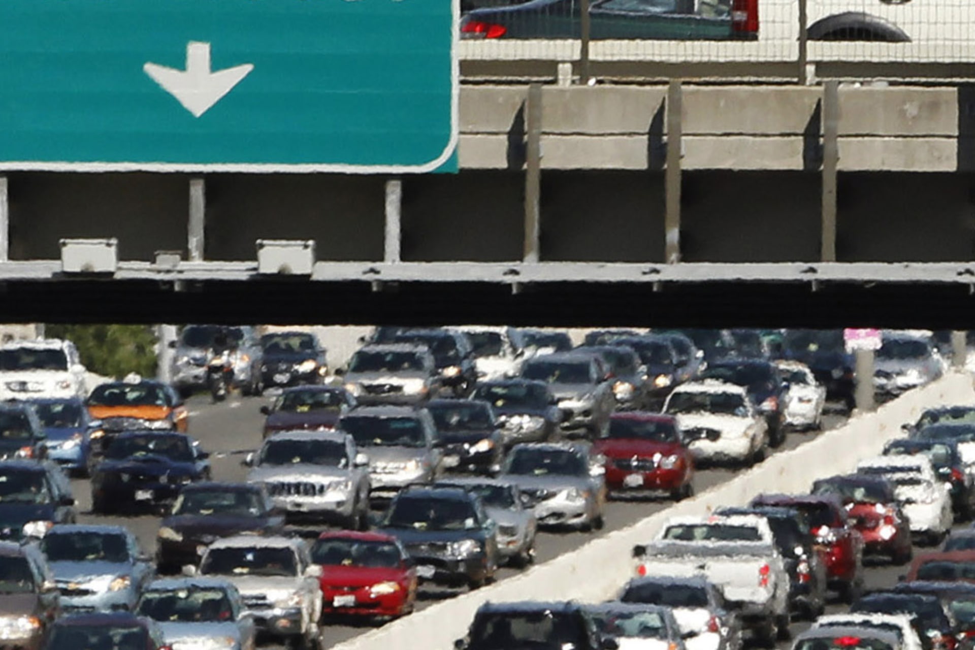 <p>Gridlock traffic is pictured on highway 395 as people evacuate Washington after an earthquake on August 23, 2011.</p>
