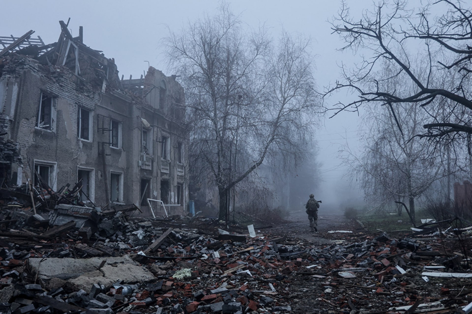 <p>Ukrainian serviceman walks near apartment buildings damaged by Russian military strike, amid Russia’s attack on Ukraine, in the frontline town of Kostiantynivka in Donetsk region, Ukraine November 28, 2025.</p>
