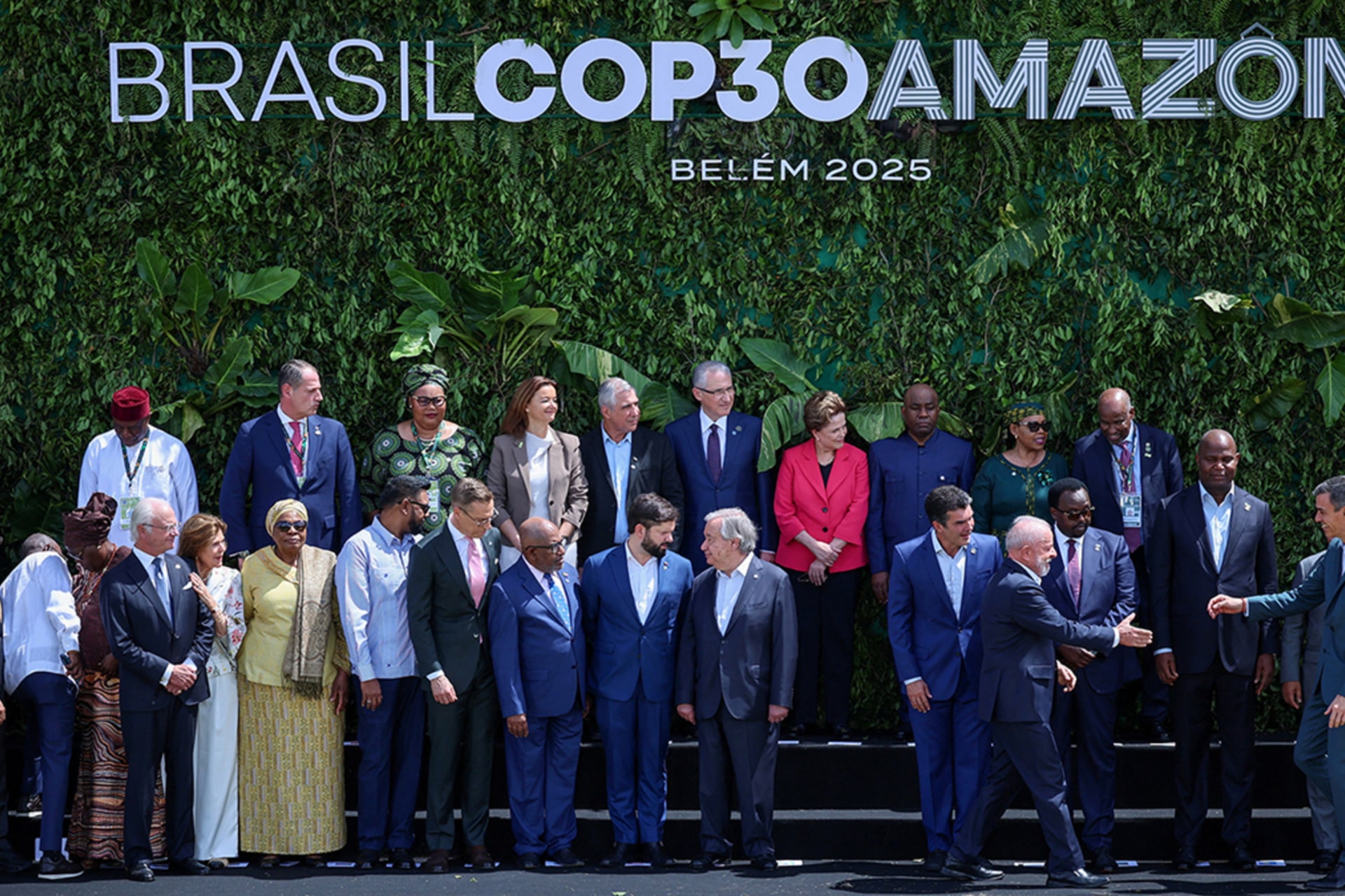 <p>Brazil’s President Lula greets Spain’s Prime Minister Sanchez as they and other delegates attending the Belem Climate Summit ahead of the United Nations Climate Change Conference (COP30) gather for a photo, in Belem, Brazil, November 7, 2025.</p>
