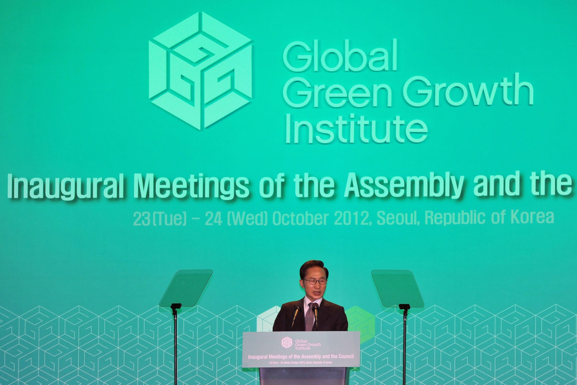 <p>South Korea’s President Lee Myung-bak delivers a speech at an inaugural meeting of the Global Green Growth Institute (GGGI) in Seoul on October 23, 2012.</p>
