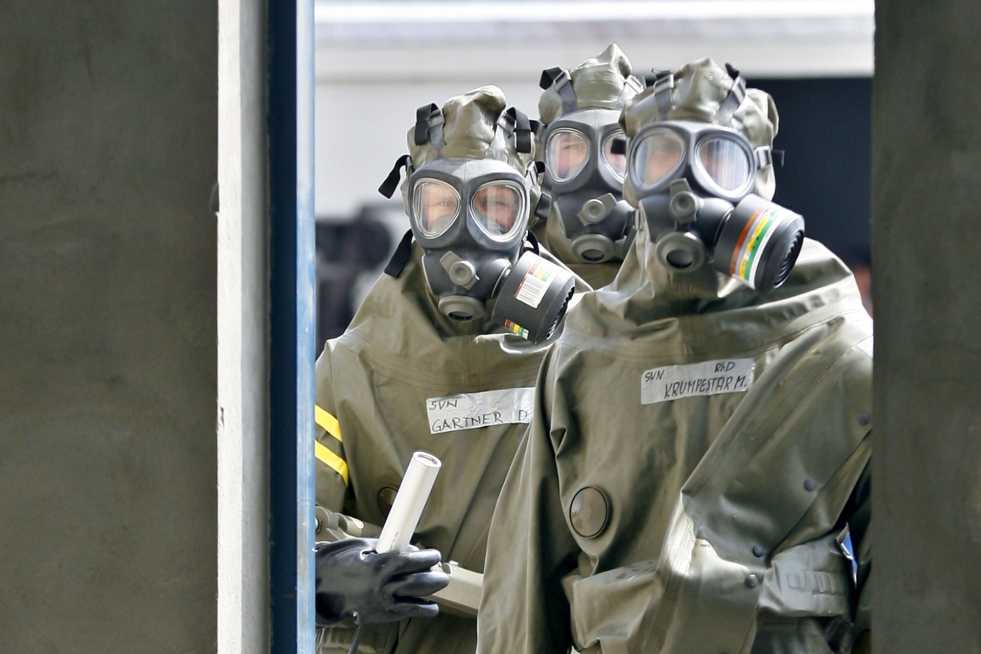 <p>Slovene army personnel, dressed in protective gear, prepare to participate in an Adriatic Gate exercise at Koper’s port in May 28, 2007.</p>
