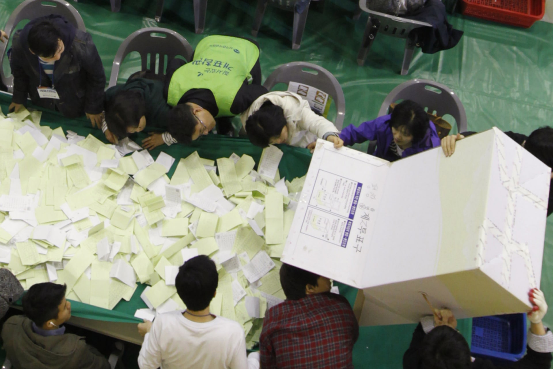 <p>Election officials count the ballots of the parliament elections in Seoul on April 11, 2012.</p>
