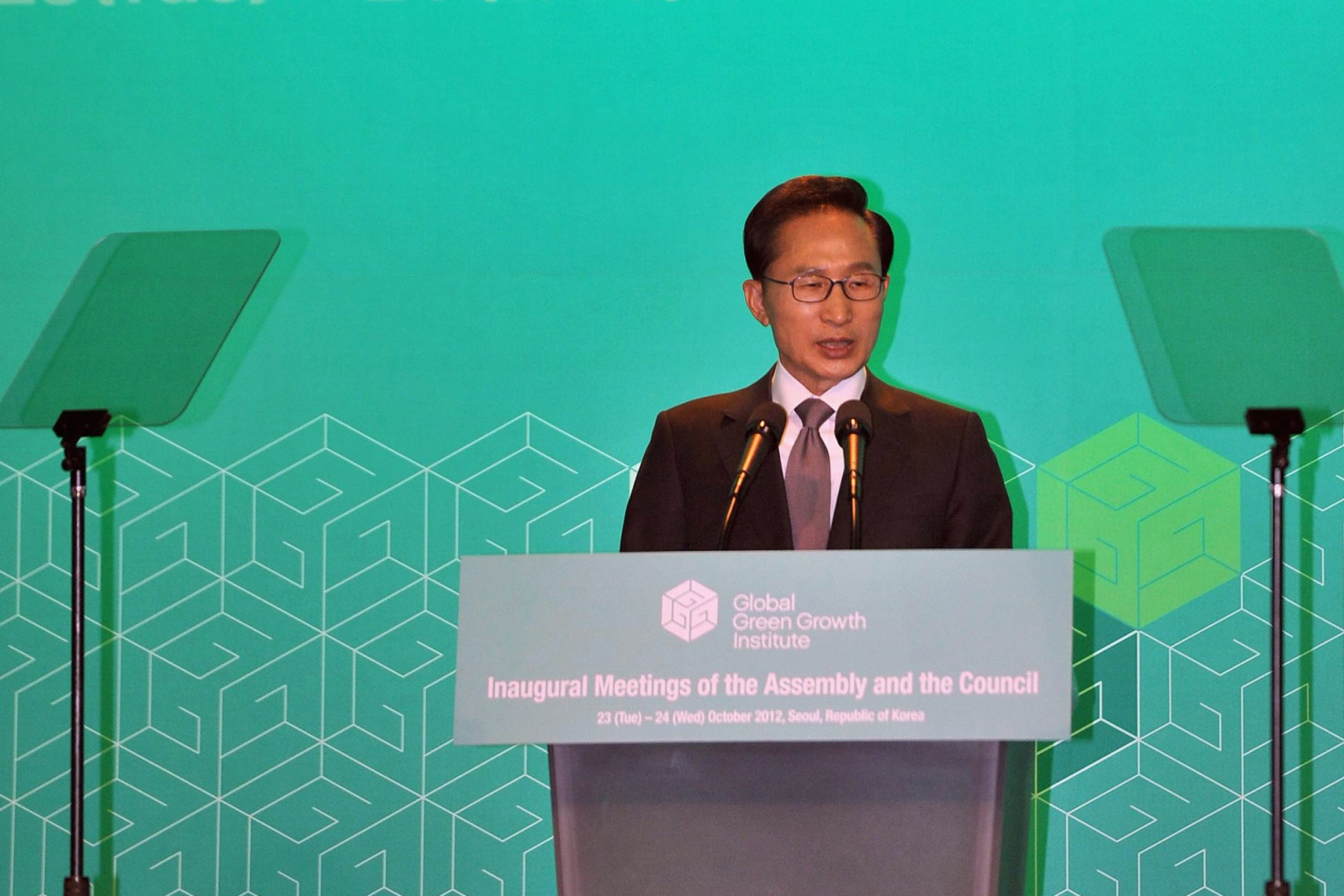 <p>South Korea’s President Lee Myung-bak delivers a speech at an inaugural meeting of the Global Green Growth Institute (GGGI) in Seoul on October 23, 2012.</p>
