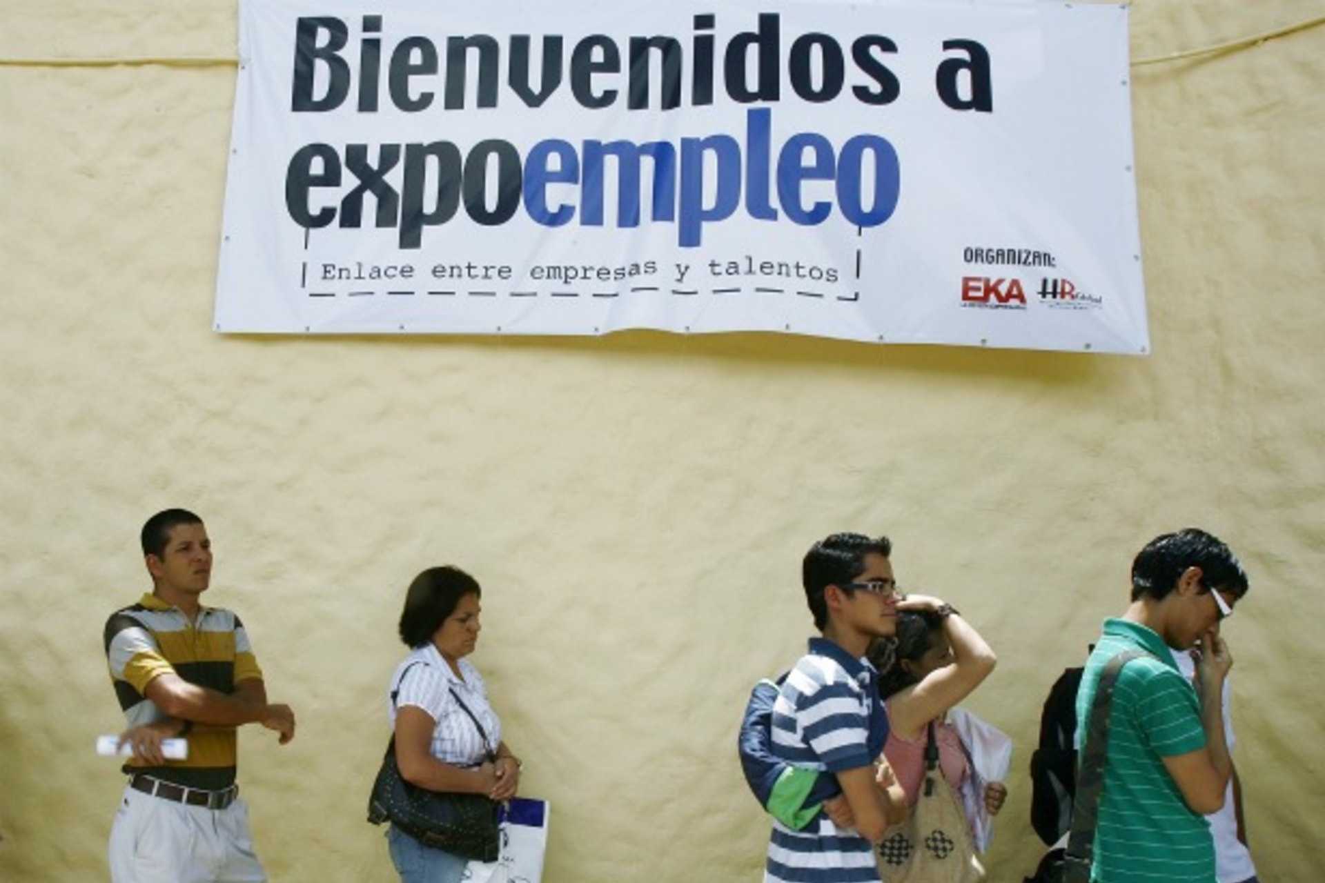<p>Job seekers join a line of hundreds of people at a job fair in Heredia</p>
