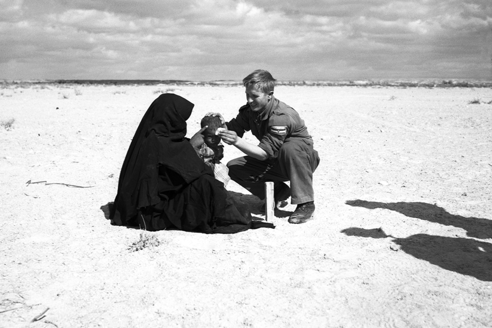 Private Jelaskovic Ibrahim, of the Yugoslav medical staff, treats a child of the Bedouin community near El-Kuntilla, on Egypt’s Sinai Peninsula. UN Photo