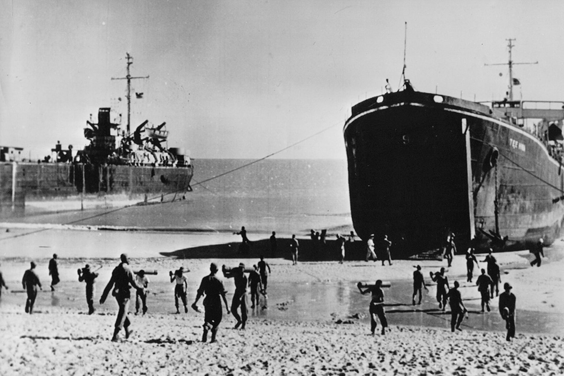 Nationalist Chinese soldiers unload ammunition on the Kinmen Islands. 

