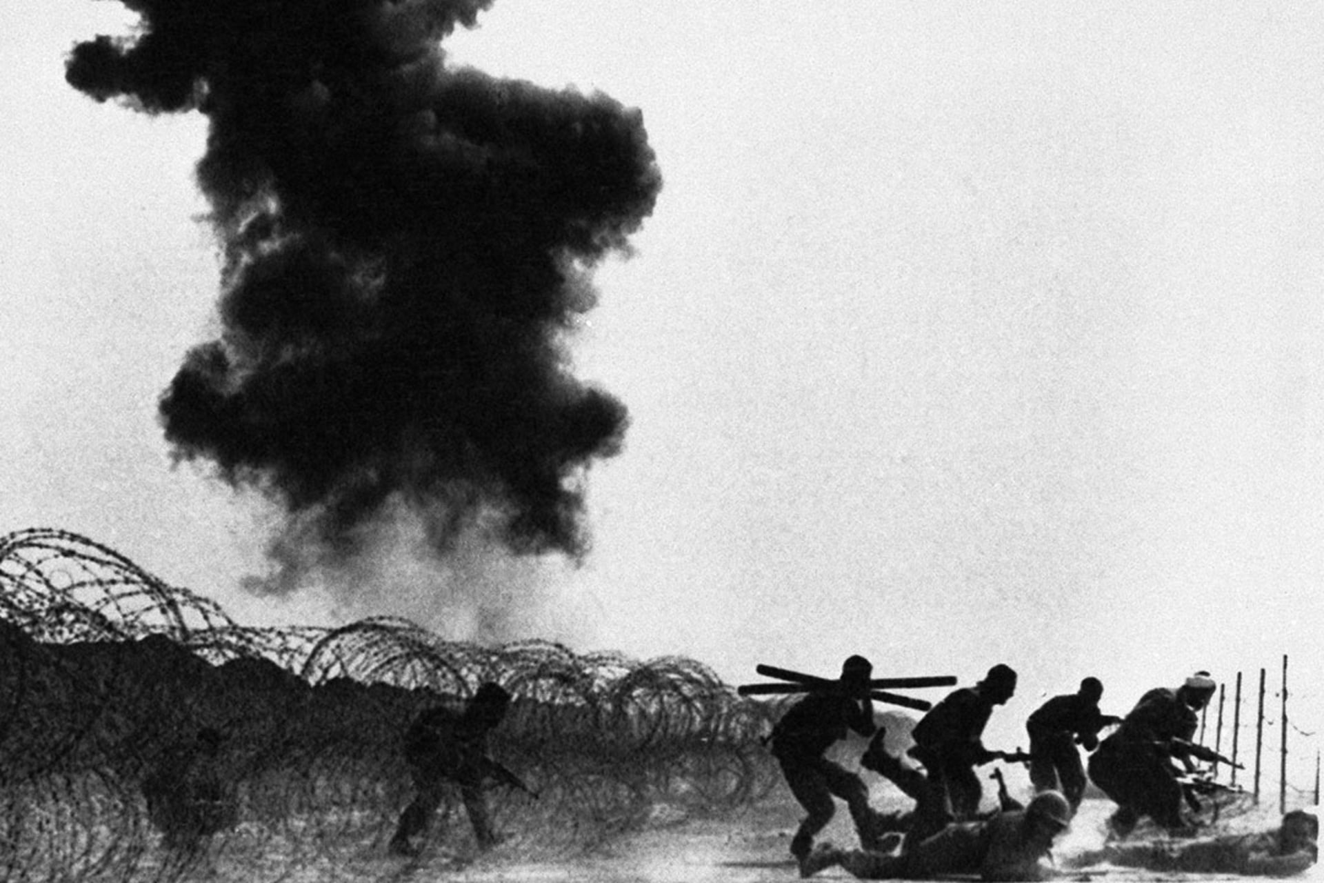 Iranian troops advance on an Iraqi-held position in the Majnoon Islands on March 10, 1984. 
