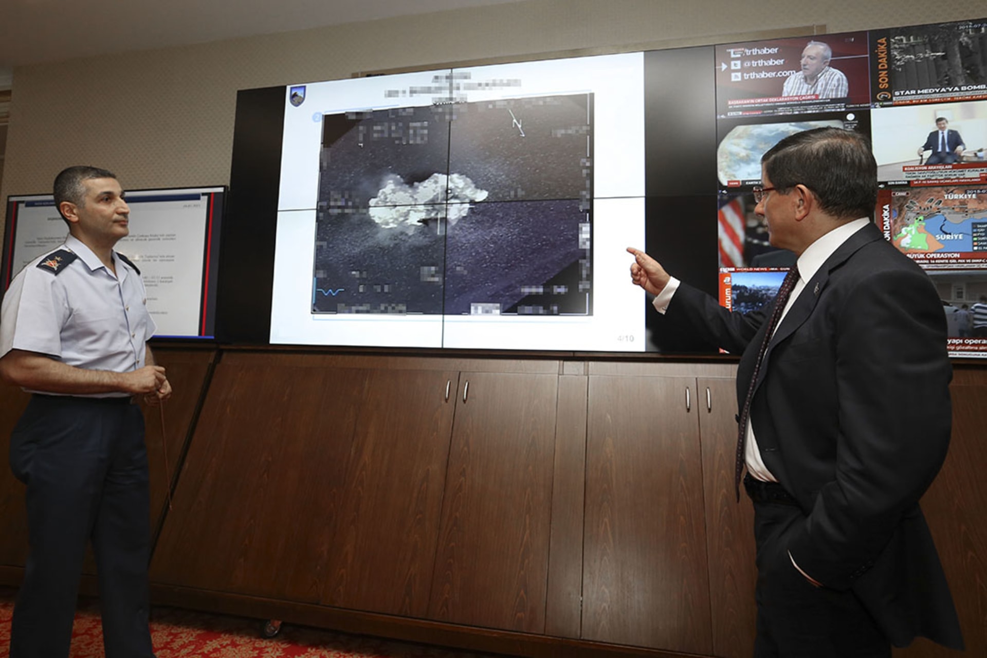 A Turkish military official (L) talks with Turkish Prime Minister Ahmet Davutoglu about threats from the Islamic State in July 2015. 