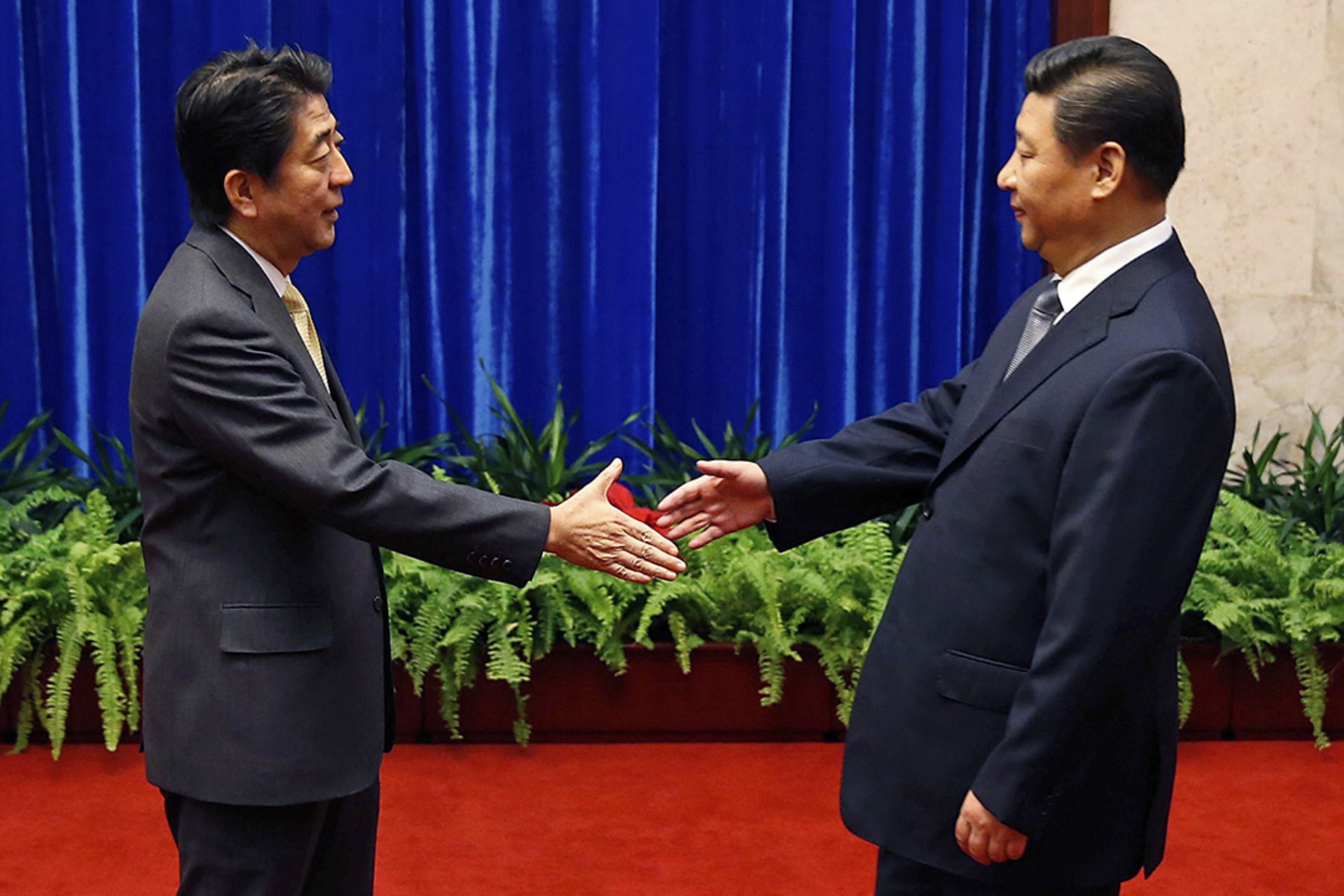 China’s Xi Jinping and Japan’s Abe Shinzo at the APEC summit in Beijing, November 10, 2014. Kim Kyung-Hoon/Reuters