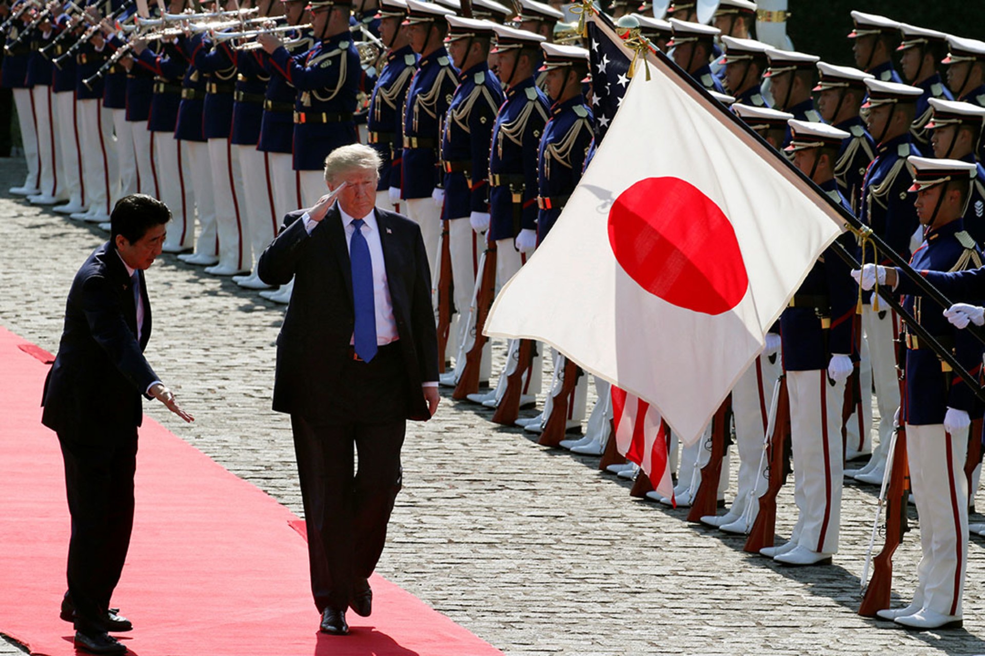 Trump is welcomed to Tokyo by Japanese Prime Minister Abe Shinzo. Koji Sasahara/Pool/Reuters
