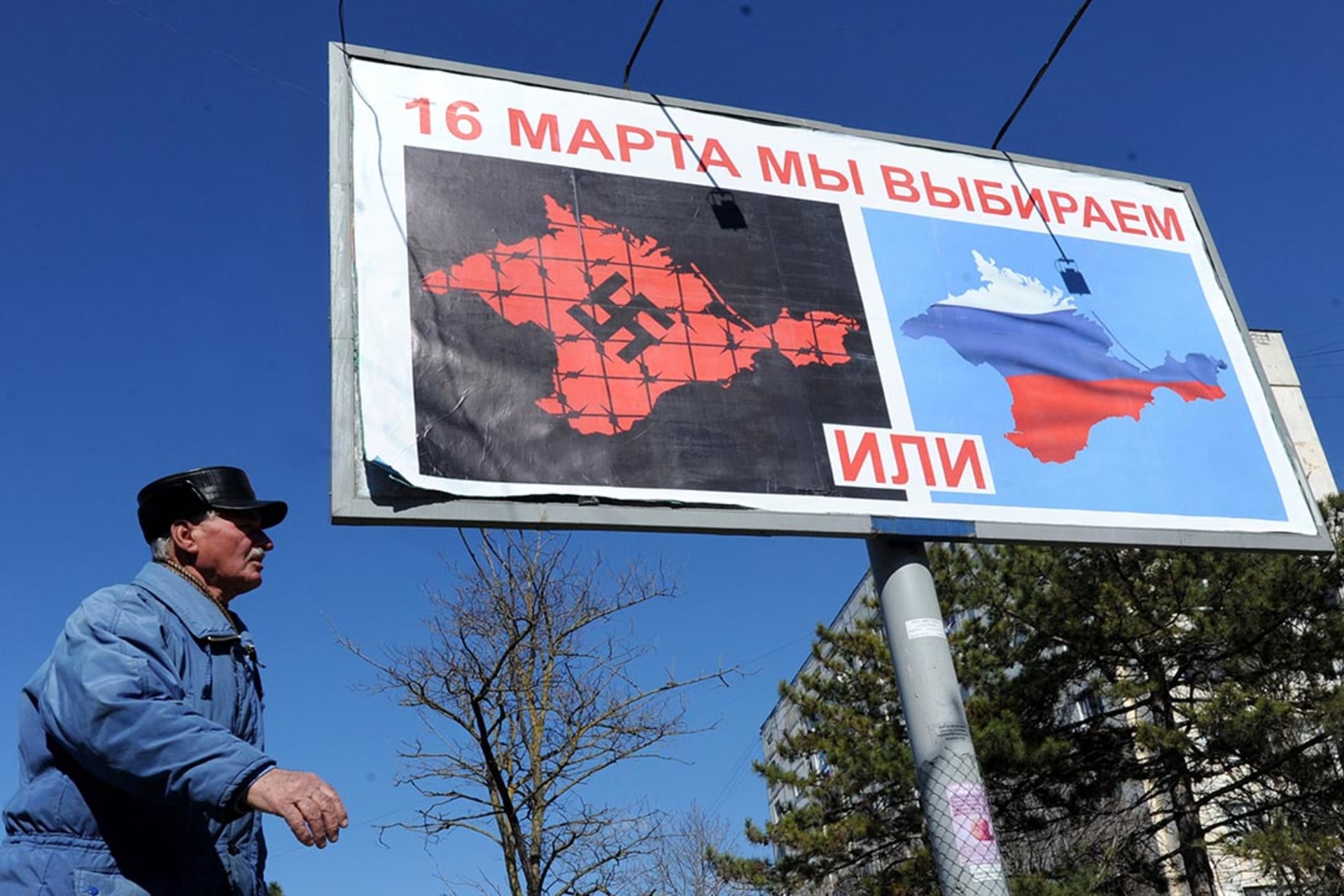 A campaign poster in Crimea compares Ukrainian control to Nazism and urges voters to choose to join Russia instead. 
