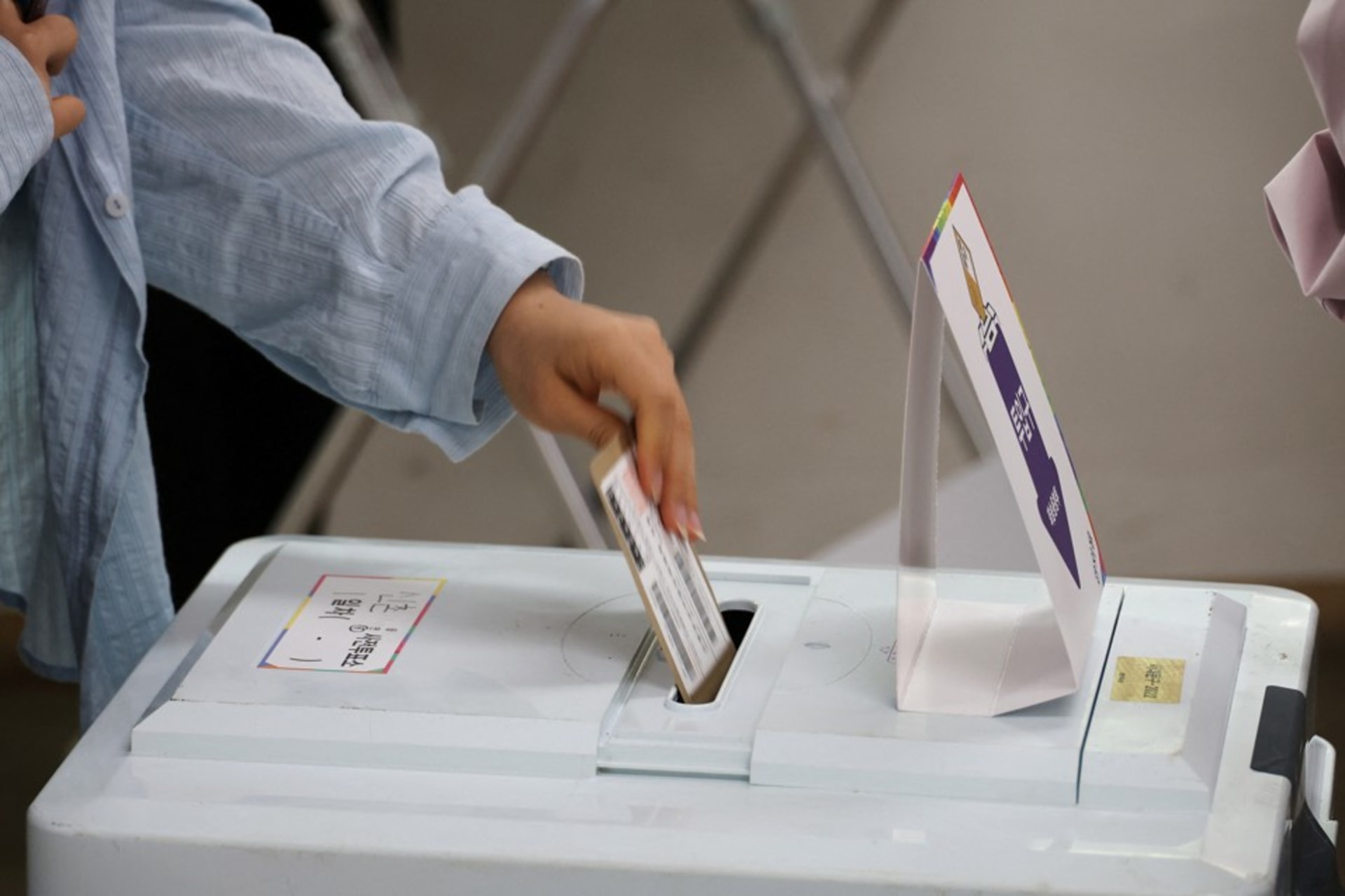 <p>A woman casts her vote at a polling station in Seoul, South Korea, May 29, 2025. </p>