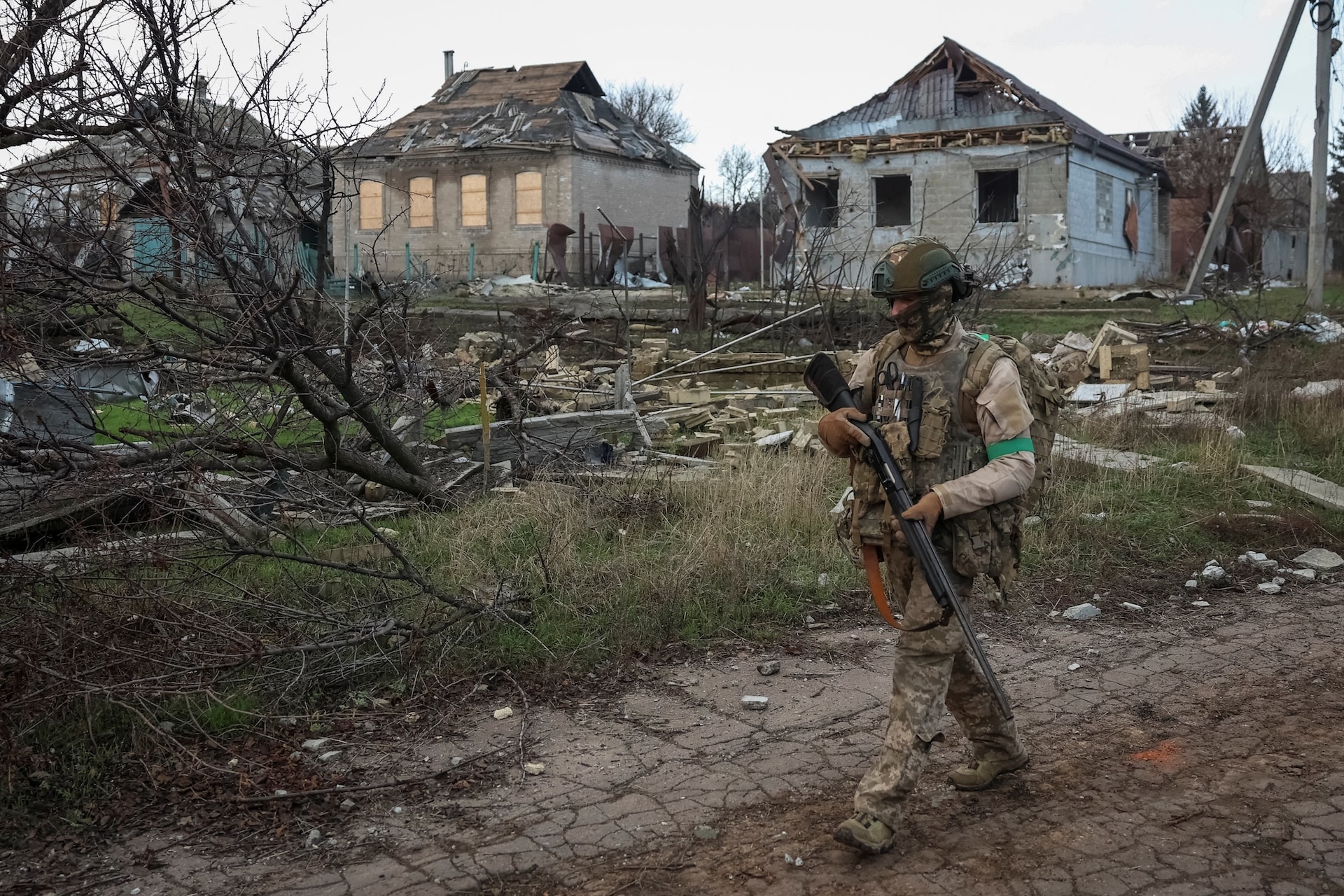 <p>A serviceman walks near buildings damaged by Russian military strike, amid Russia’s attack on Ukraine, in the frontline town of Kostiantynivka in Donetsk region, Ukraine December 7, 2025. </p>
