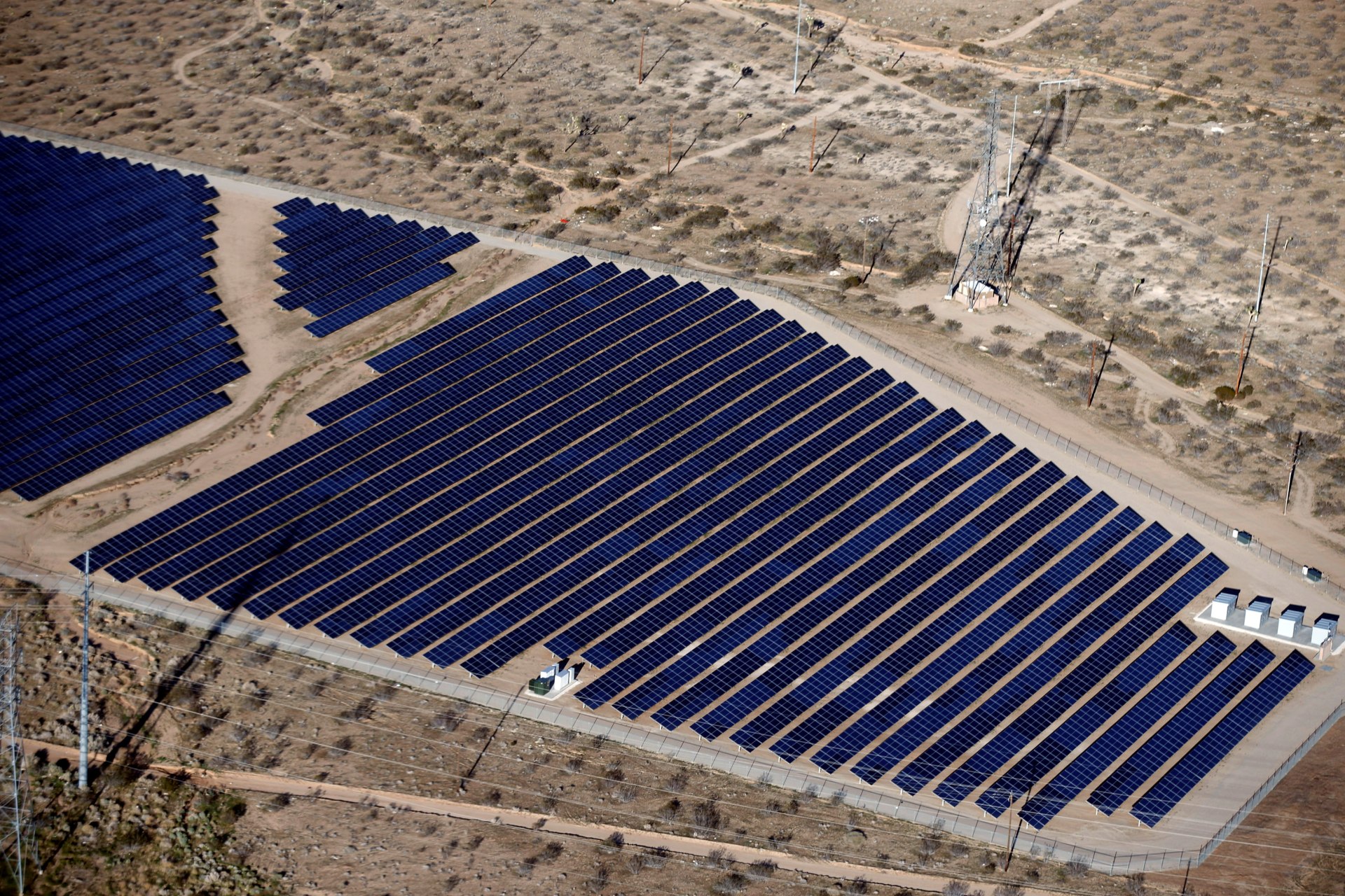 An array of solar panels is seen in the desert in California. (LUCY NICHOLSON / REUTERS)