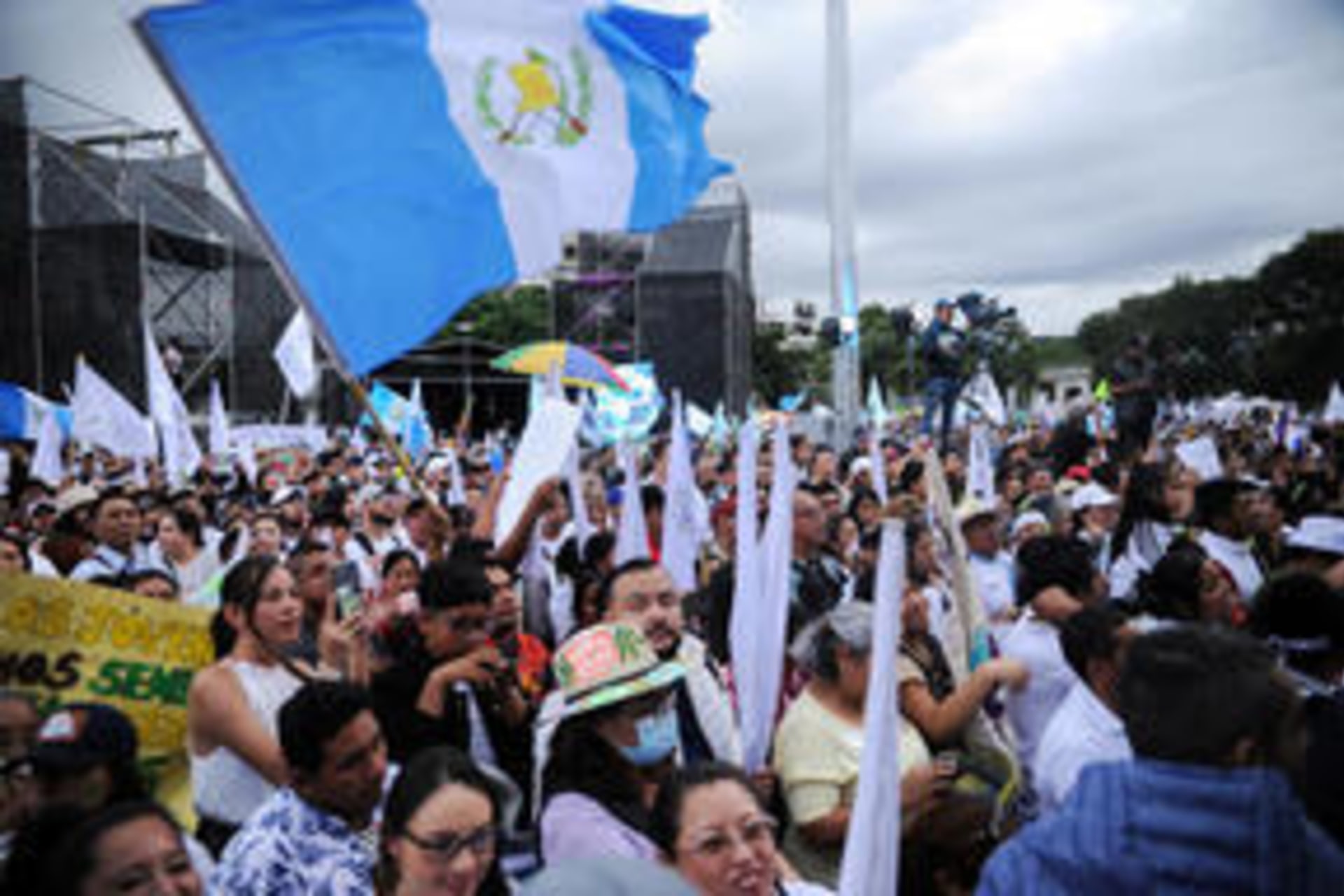 Photo of Semilla supporters attending closing campaign rally