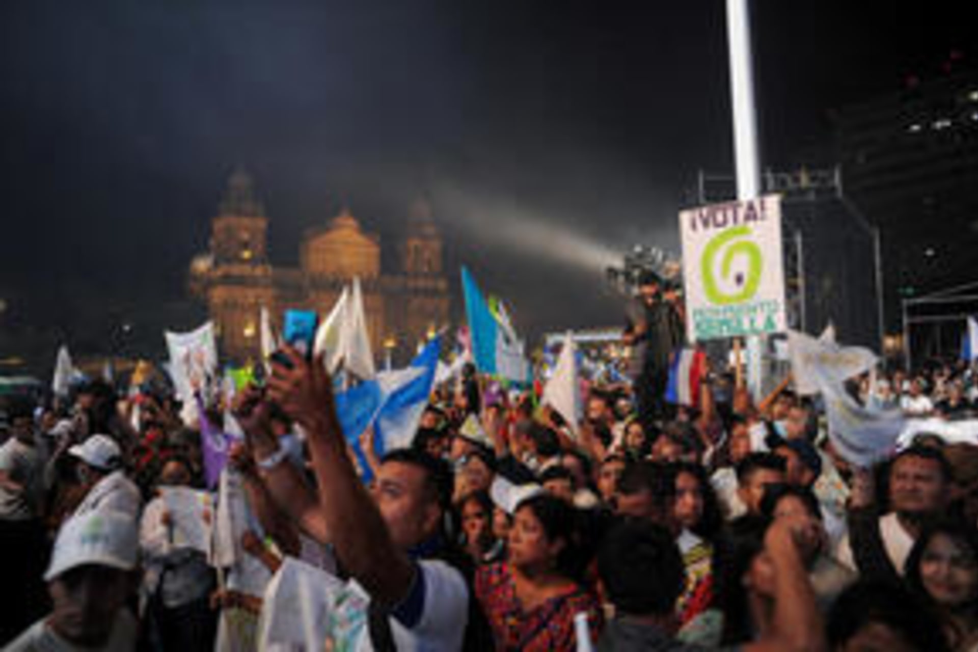 Photo of Semilla supporters attending closing campaign rally