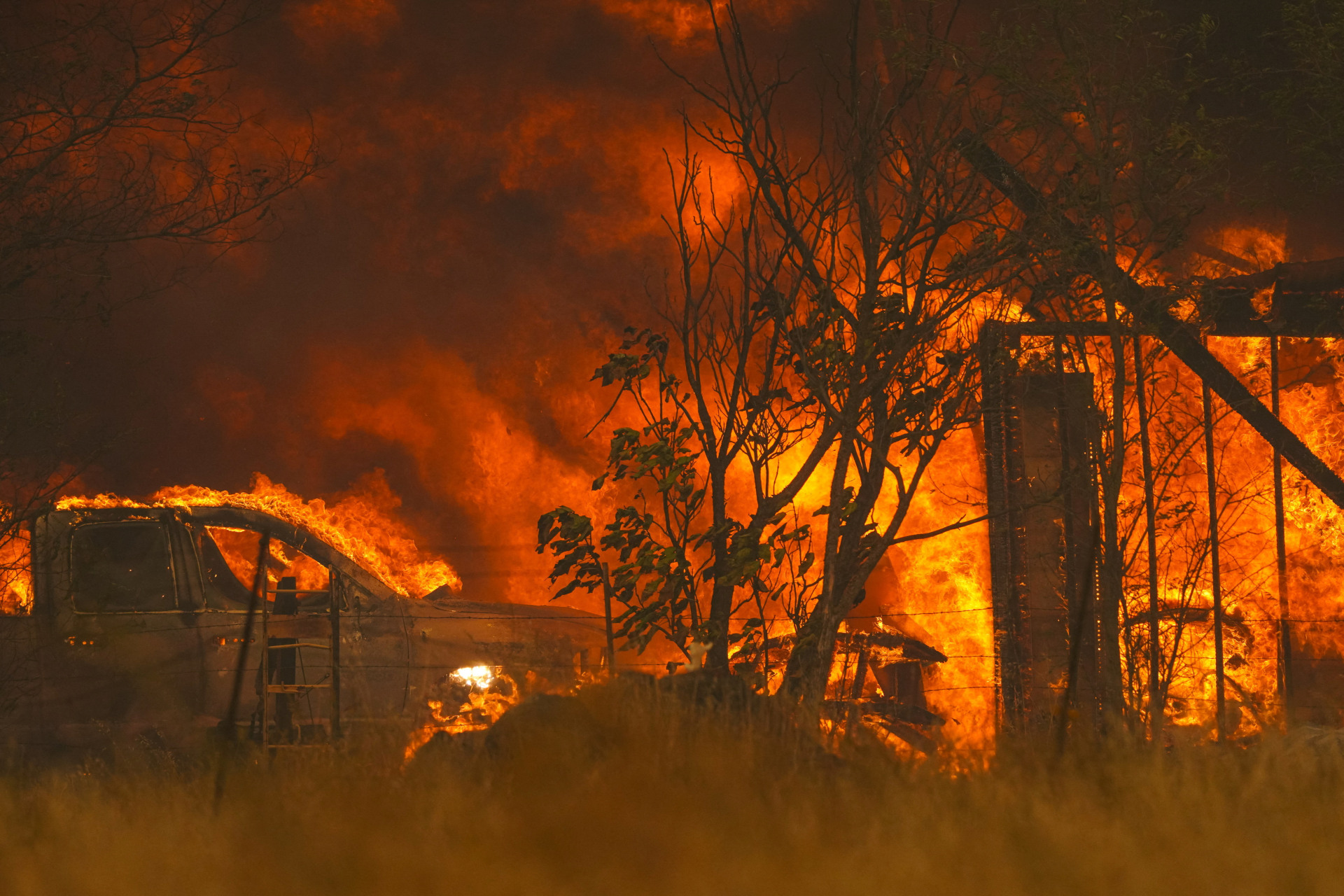 Flames engulf Chinese Camp Town