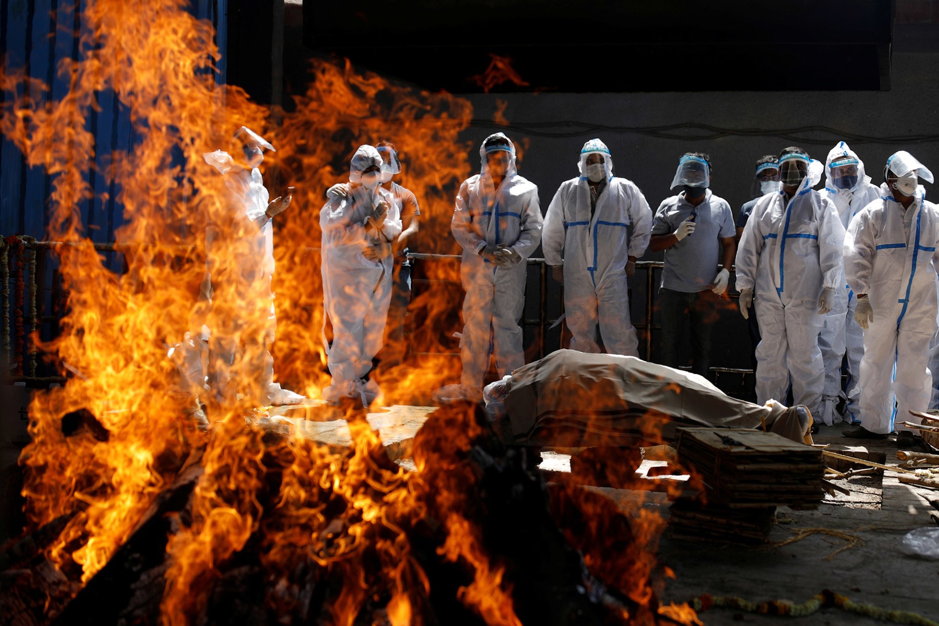 <p>NEW DELHI: Relatives attend the funeral of a COVID-19 victim at a crematorium.</p>
