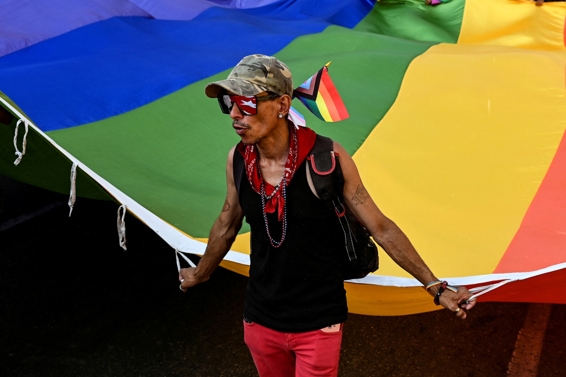 <p>HAVANA: A Cuban holds a huge rainbow flag during a “conga against homophobia” celebrating the International Day Against Homophobia, Transphobia and Biphobia, on May 11, 2024.</p>
