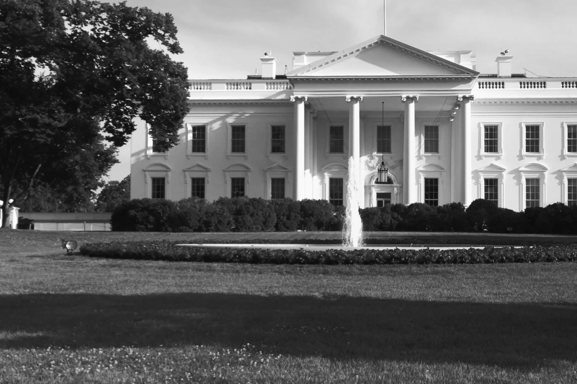 Black and White photograph of the White House