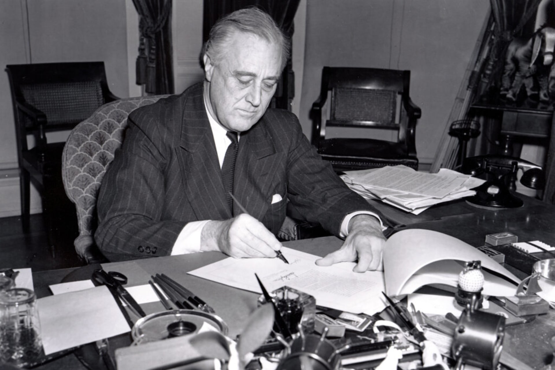 <p>President Franklin Roosevelt signs H.R. 1776, the Lend-Lease Act, March 11, 1941.</p>
