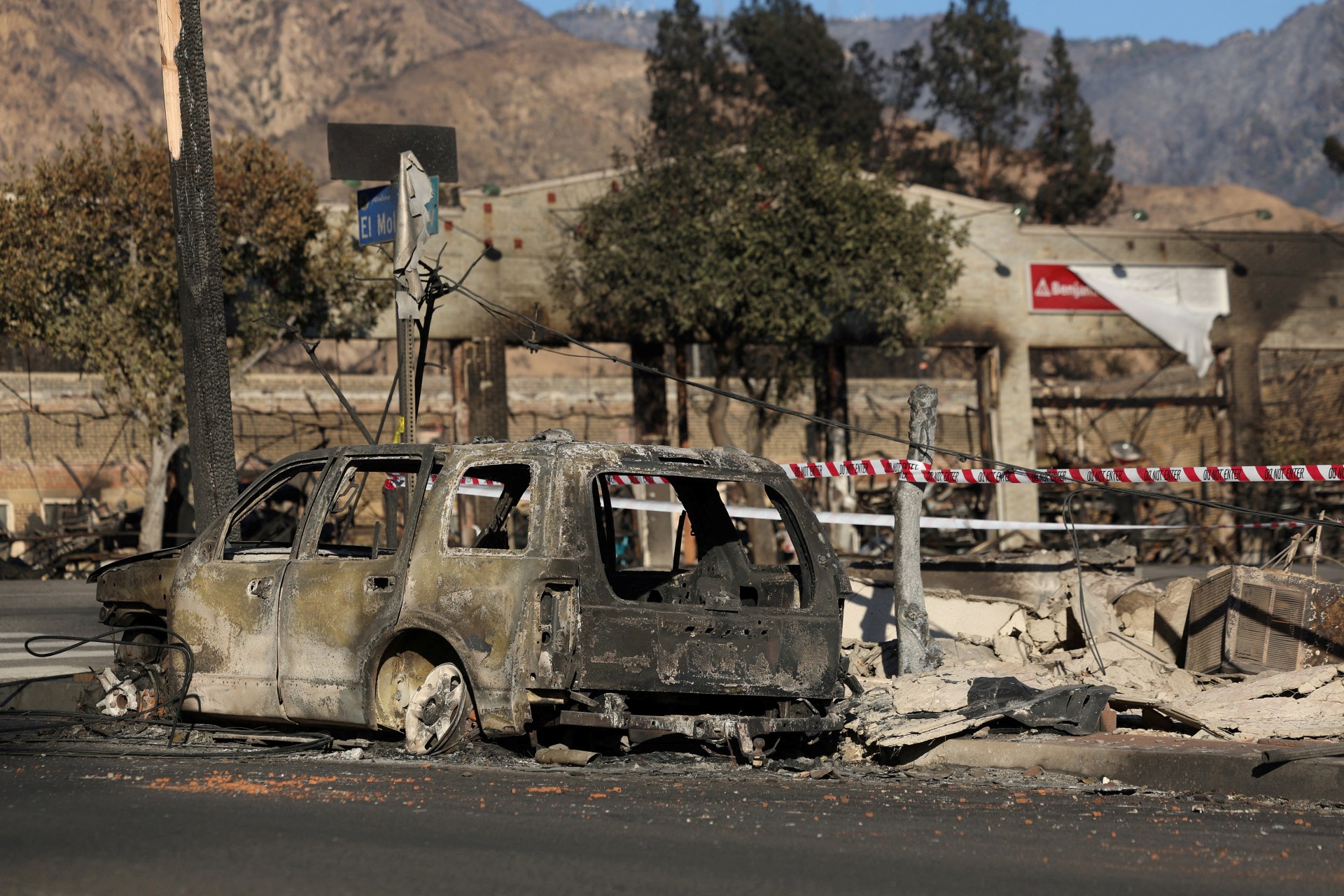 FILE PHOTO: Edison utility defeats shareholder lawsuit over LA wildfires