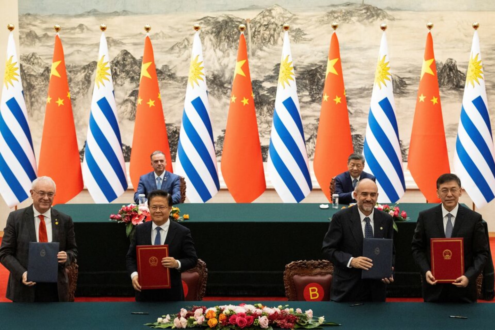 Uruguayan President Yamandú Orsi and Chinese President Xi Jinping attend a signing ceremony at the Great Hall of the People in Beijing, marking the first visit by a South American leader to the country since U.S. military action in Venezuela. Jessica Lee/Pool via Reuters