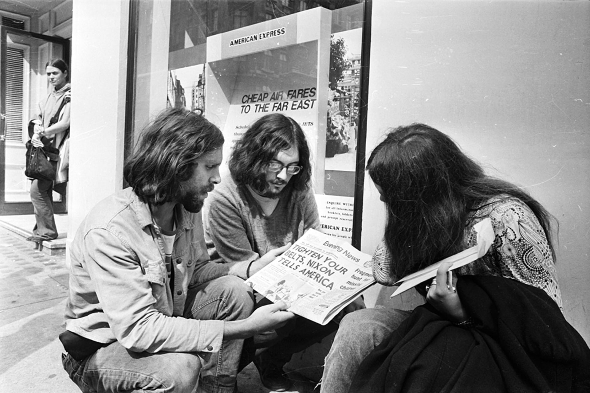 American travelers read a newspaper discussing the U.S. dollar crisis outside the American Express office in London, England, August 1971. Frank Barratt/Keystone/Getty Images