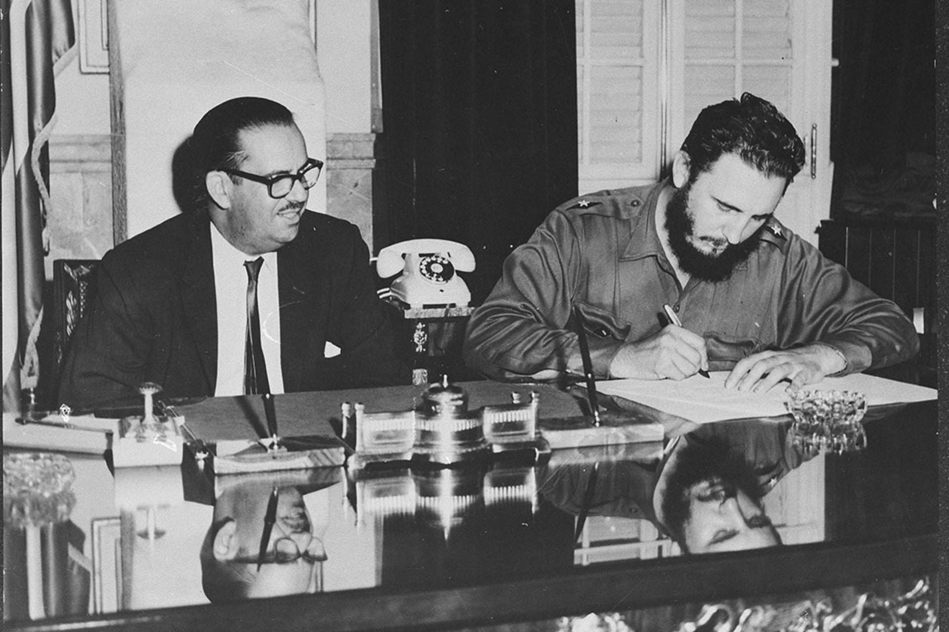 Castro signs a decree nationalizing American-owned banks in Cuba.