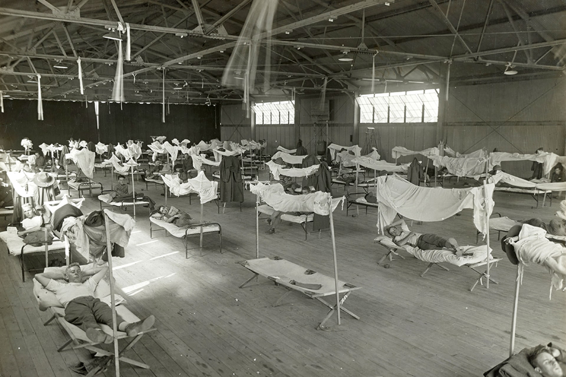 Influenza patients on cots at a makeshift treatment center in Lonoke, Arkansas, in November 1918. National Archives