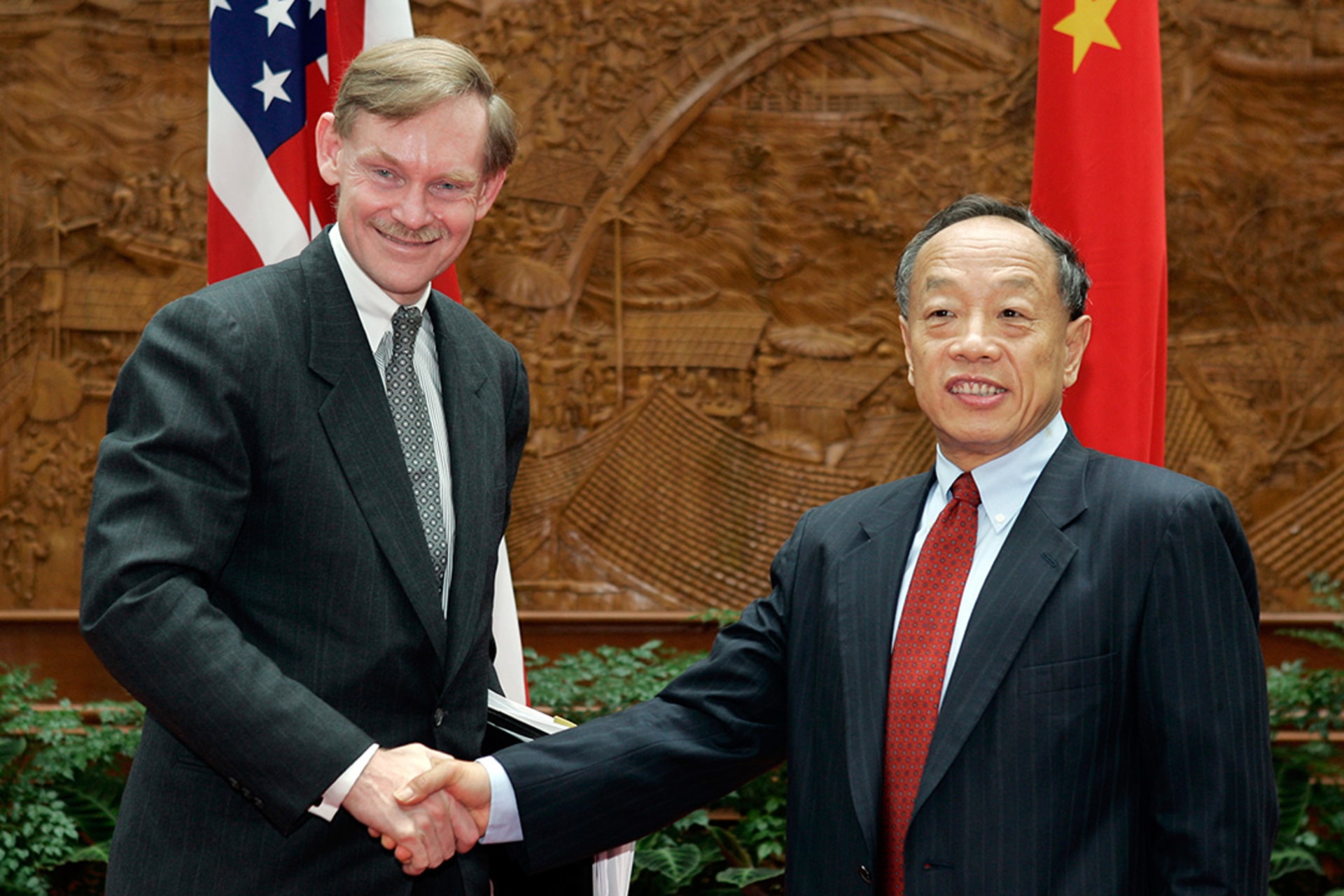 U.S. Deputy Secretary of State Robert Zoellick and Chinese Foreign Minister Li Zhaoxing meet in Beijing.
