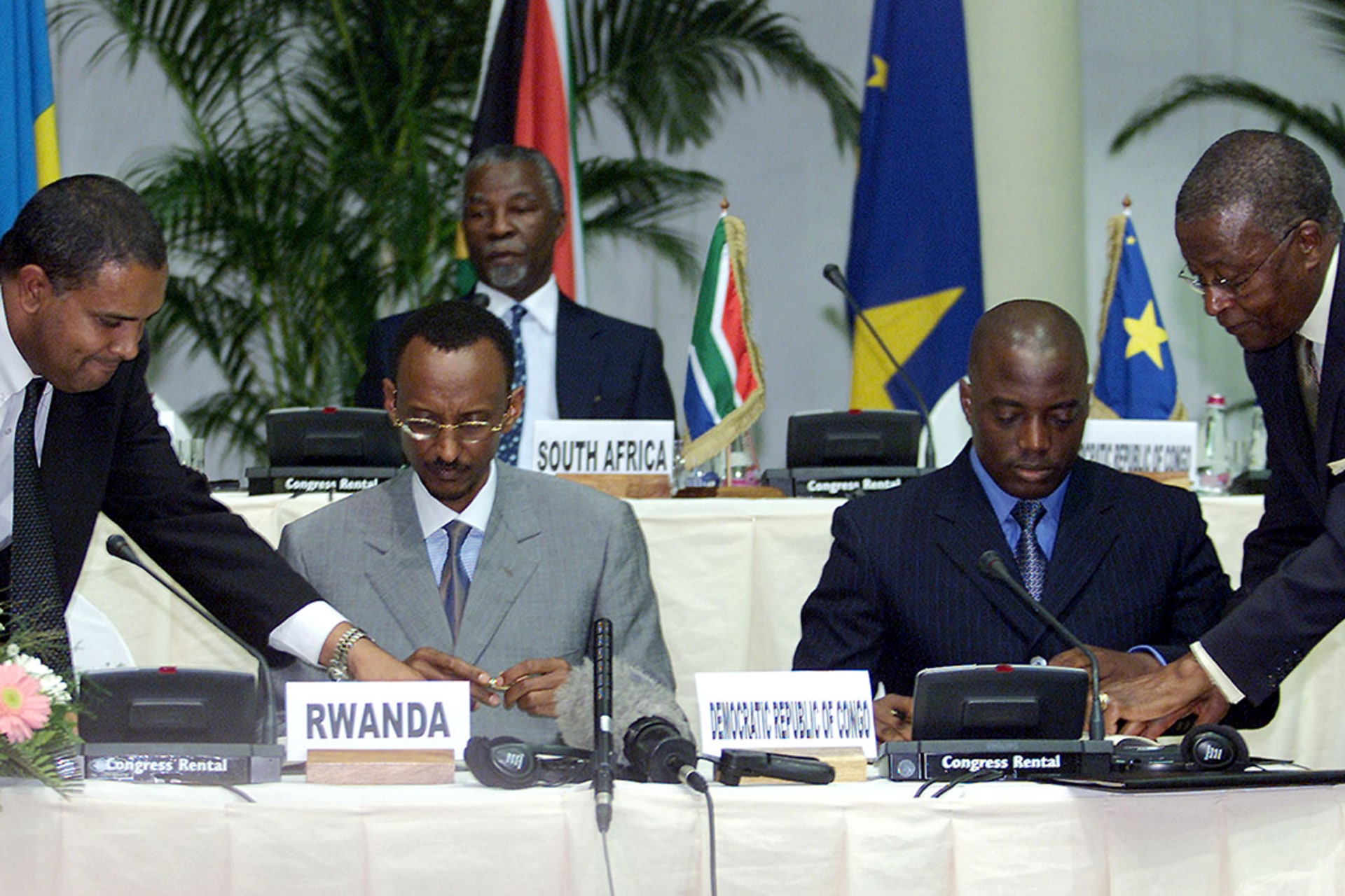 Rwandan President Paul Kagame and DRC President Joseph Kabila sign the Pretoria peace deal in July 2002. Juda Ngwenya/Reuters