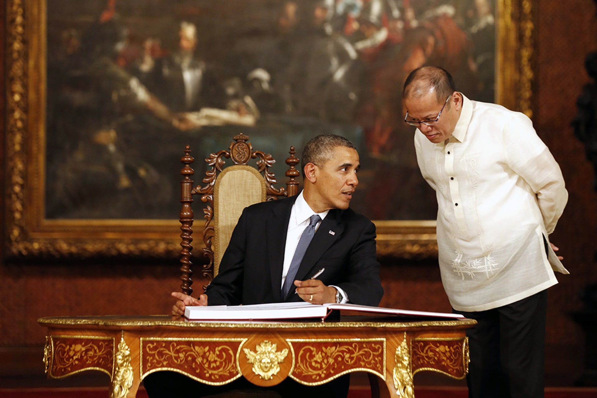 U.S. President Barack Obama talks with Philippine President Benigno Aquino in Manila. Larry Downing/Reuters