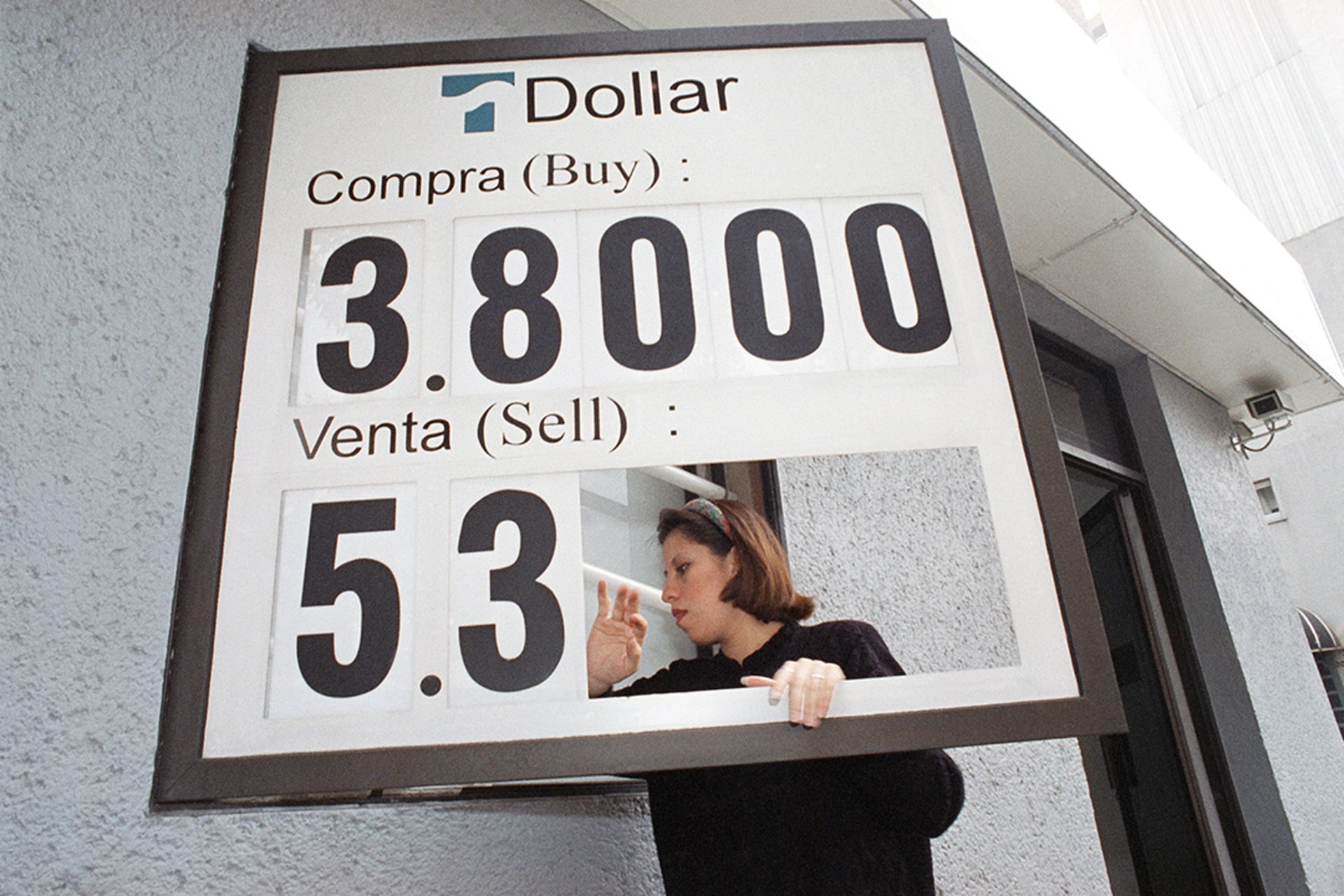 A Mexican worker changes a sign showing the exchange rate of the U.S. dollar to the Mexican peso in December 1994. Jose Luis Magana/AP Images