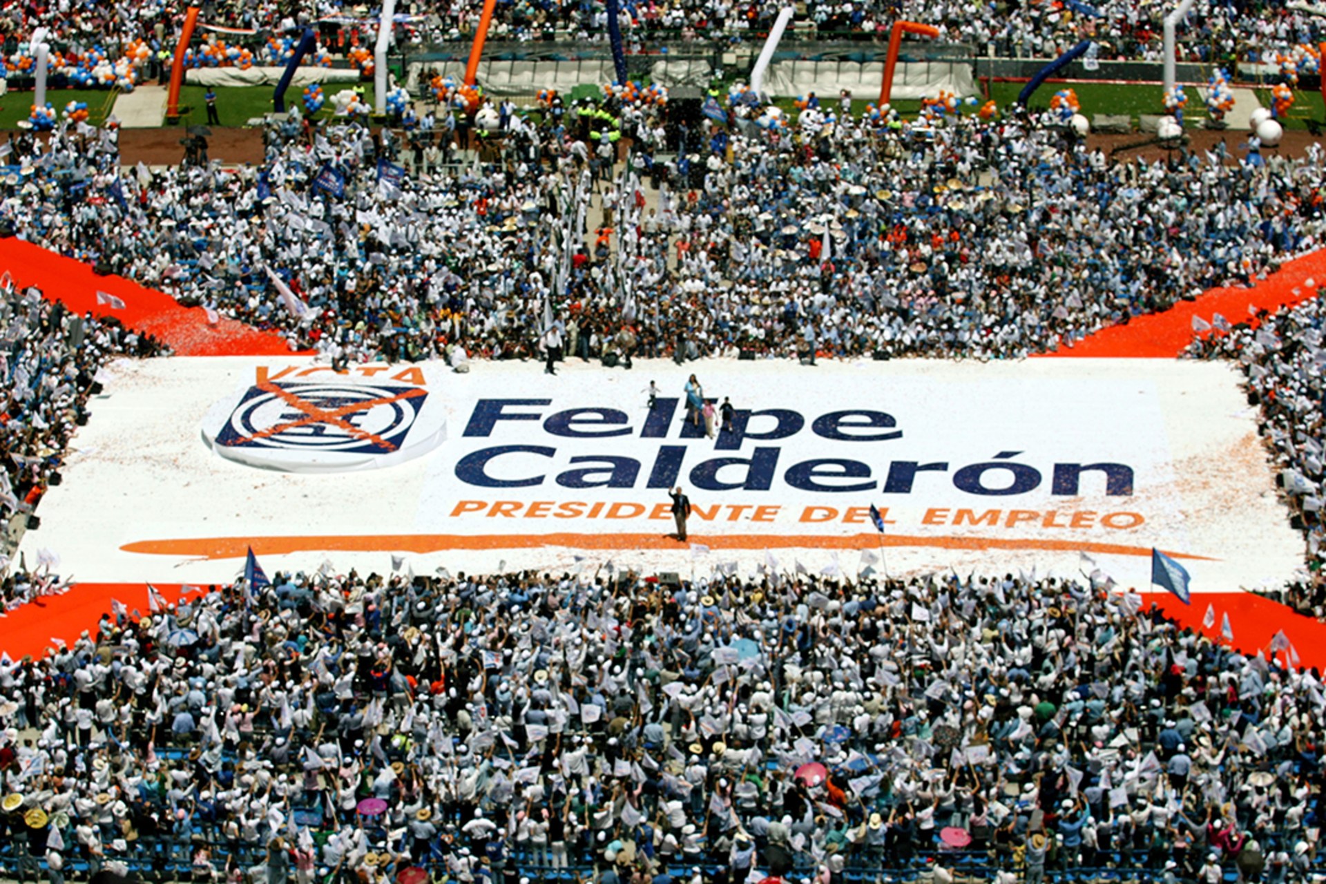Felipe Calderón, the presidential candidate representing the conservative National Action Party, hosts his final campaign rally in Mexico City in June 2006. Jorge Silva/Reuters