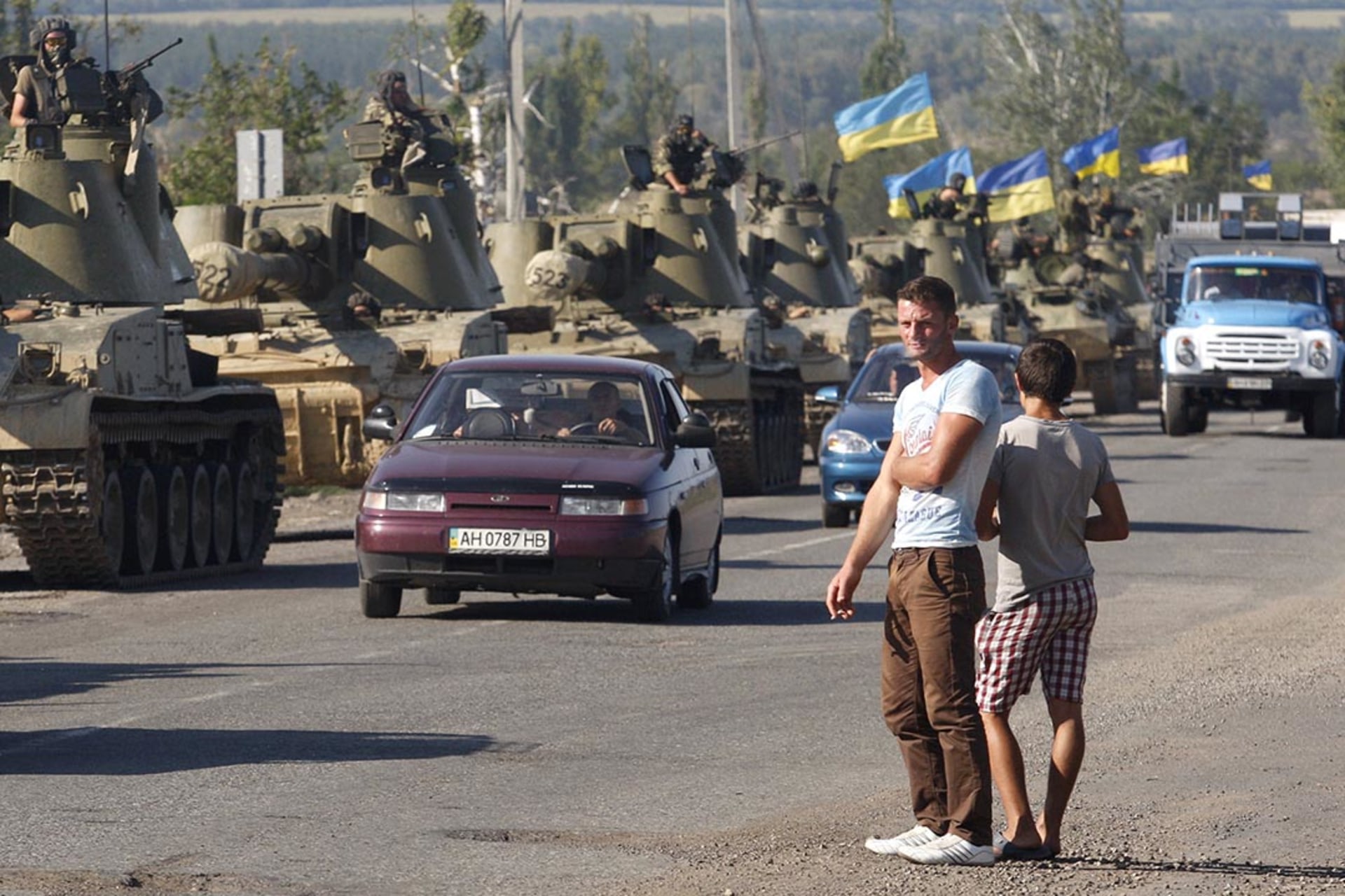 A column of Ukrainian tanks rolls through the Donetsk region in September 2014. 
